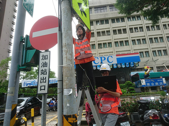 學程學生林同學(左)隨同台通光電沈工程師安裝電網設備