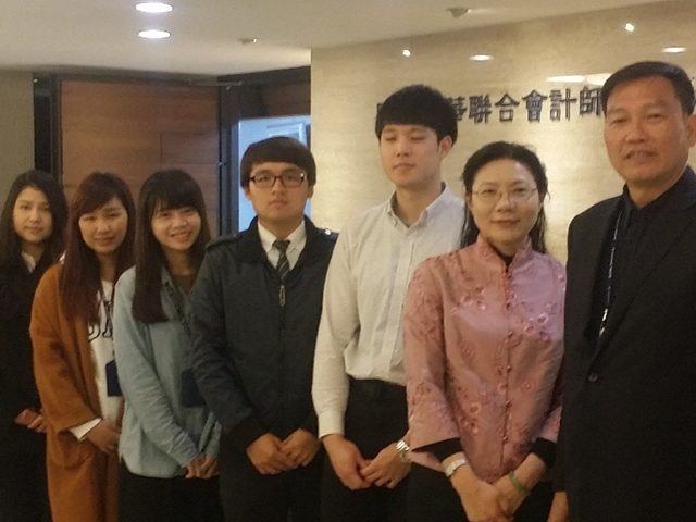 國富浩華聯合會計師事務所所長(右)與本學程實習學生合影